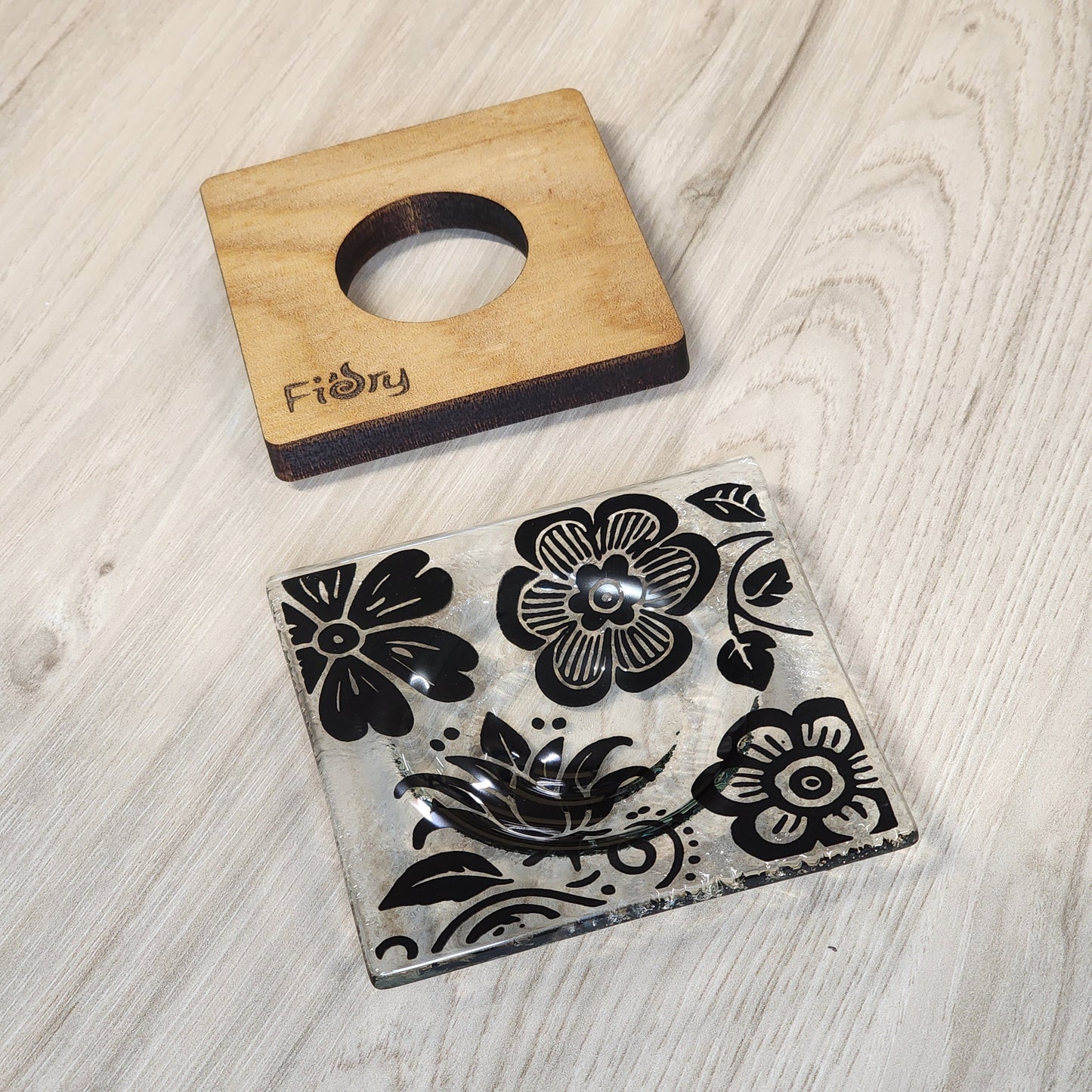 Small Wild Flower Dish w/Rimu Base Black